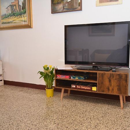 Appartamento Il Nespolo Сан Джиминяно Екстериор снимка